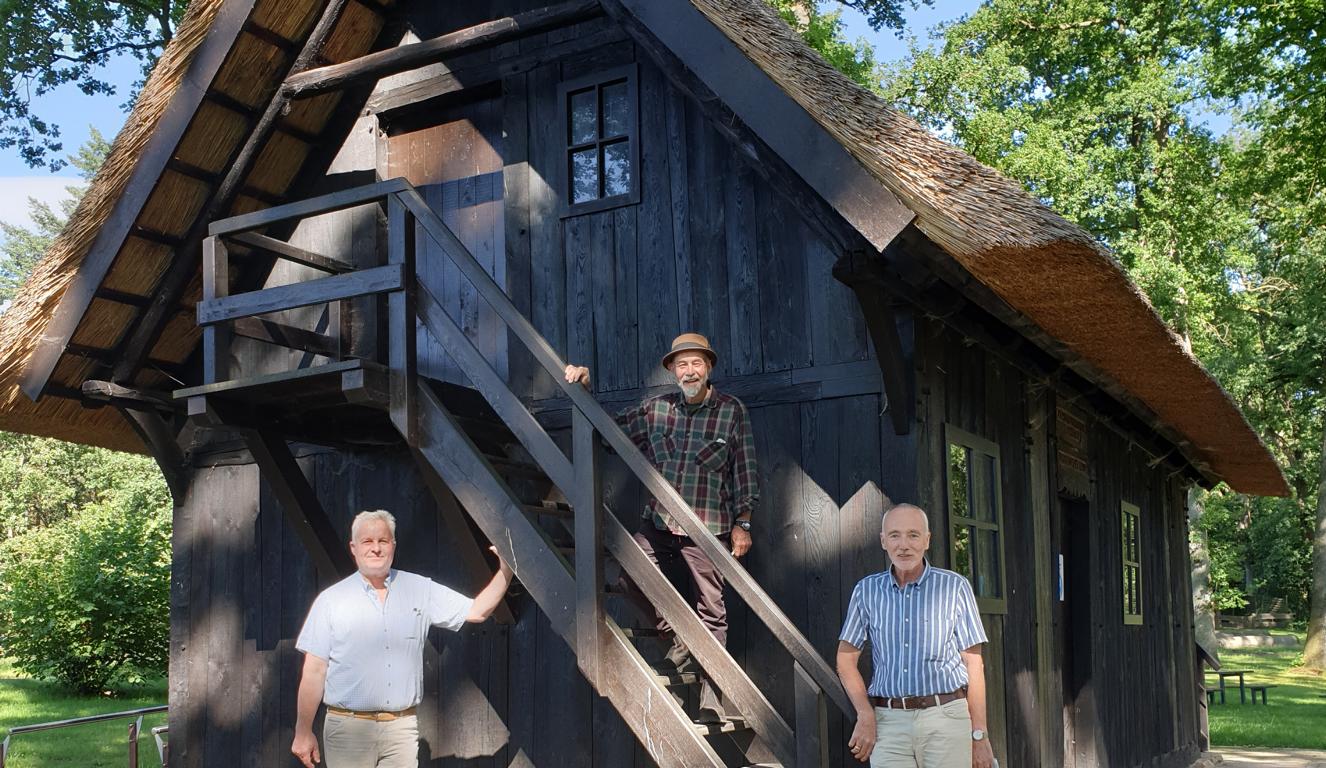 Eröffnung Ausstellung Federwesen im Treppenspeicher : Ortsbürgermeister Heinrich-Friedrich Meyer, Vogelbeobachter Mano Rathgeber und der Allgemeiner Vertreter des Bürgermeisters Rainer Vogeler bei der Eröffnung der Ausstellung im Treppenspeicher Lutterloh